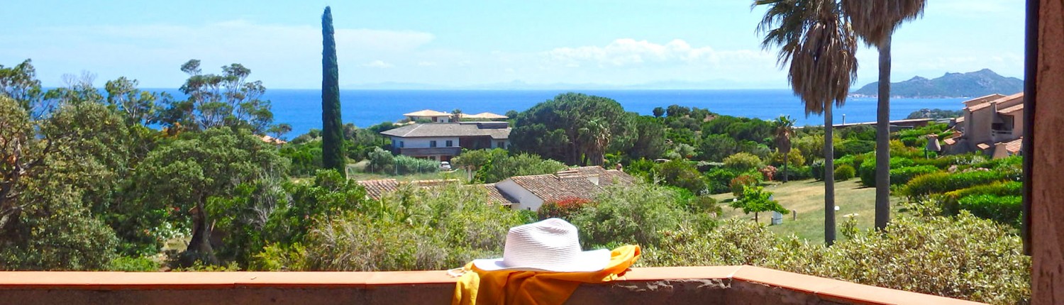 Balcon de la mini villa avec vue sur Palombaggia et la Sardaigne