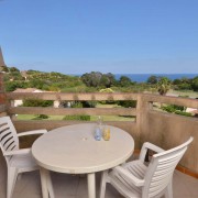 Terrase avec barbecues des mini-villas de la résidence