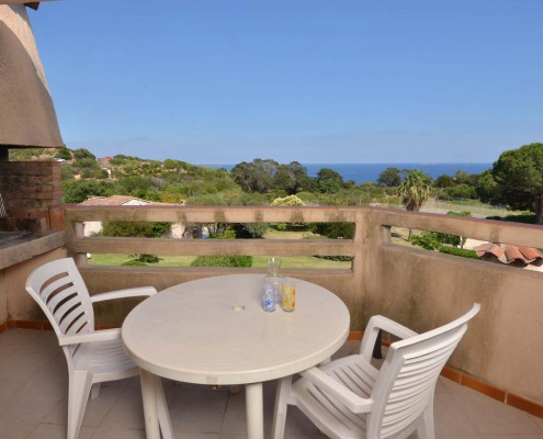 Terrase avec barbecues des mini-villas de la résidence